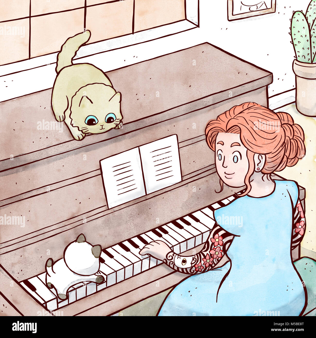 Femme avec des tatouages de jouer du piano avec son petit chaton Banque D'Images