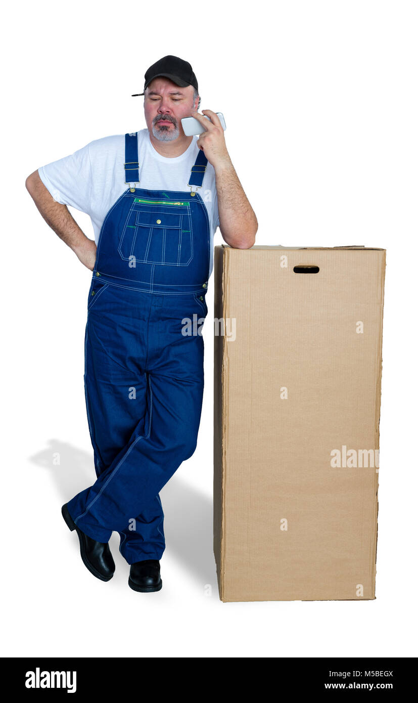 Instructions d'installation d'accueil obtenir sur son téléphone mobile comme il se penche sur une grande boîte en carton brun avec copie espace isolated on white Banque D'Images