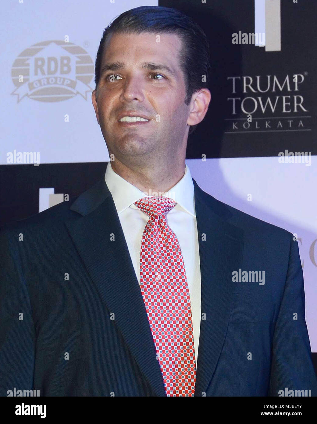 Kolkata, Inde. Feb 21, 2018. Le président américain, Donald Trump Donald Trump fils Jr pose pour une séance photo dans un hôtel de ville au cours de la visite Trump Tower à Kolkata. Credit : Saikat Paul/Pacific Press/Alamy Live News Banque D'Images