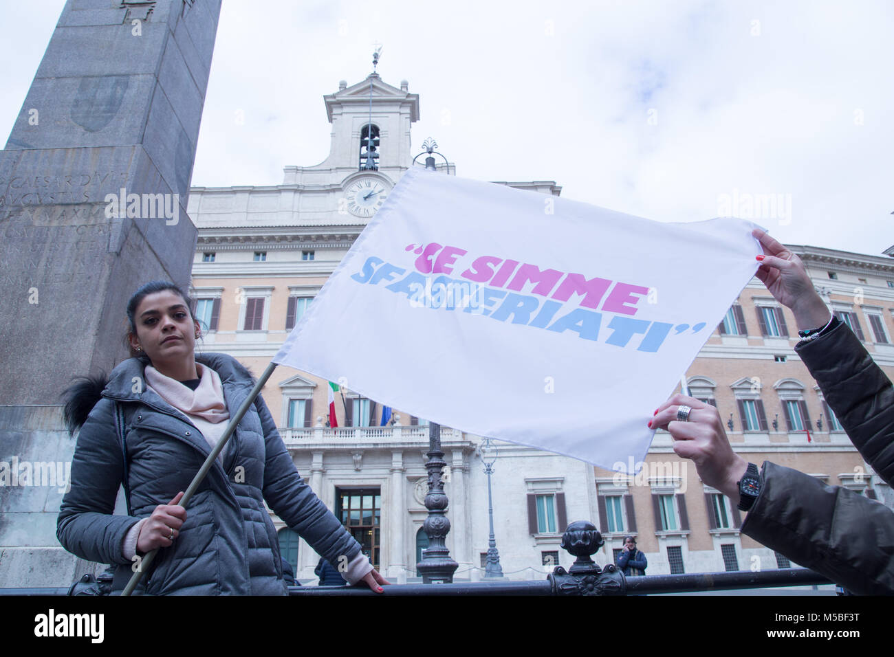 Roma, Italie. Feb 21, 2018. Environ 500 personnes ont protesté contre les dettes contractées pour le tremblement de terre de 1980 qui a entraîné la saisie de la situation financière de la municipalité de Naples Crédit : Matteo Nardone/Pacific Press/Alamy Live News Banque D'Images