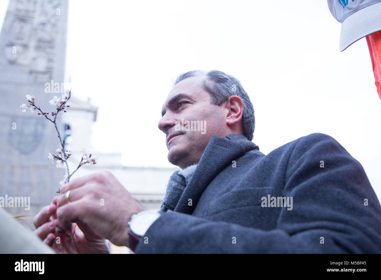 Roma, Italie. Feb 21, 2018. Le maire de Naples, Luigi De Magistris protester contre les dettes contractées pour le tremblement de terre de 1980 qui a entraîné la saisie de la situation financière de la municipalité de Naples Crédit : Matteo Nardone/Pacific Press/Alamy Live News Banque D'Images