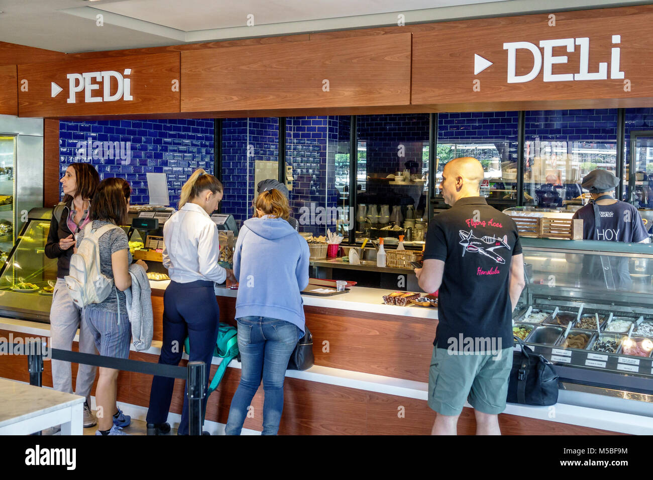 Buenos Aires Argentine, Puerto Madero, iCentral Market, charcuterie, boulangerie, à emporter, à l'intérieur, comptoir, commande, hispanique hispanique Latins Latino Latinos, Span Banque D'Images