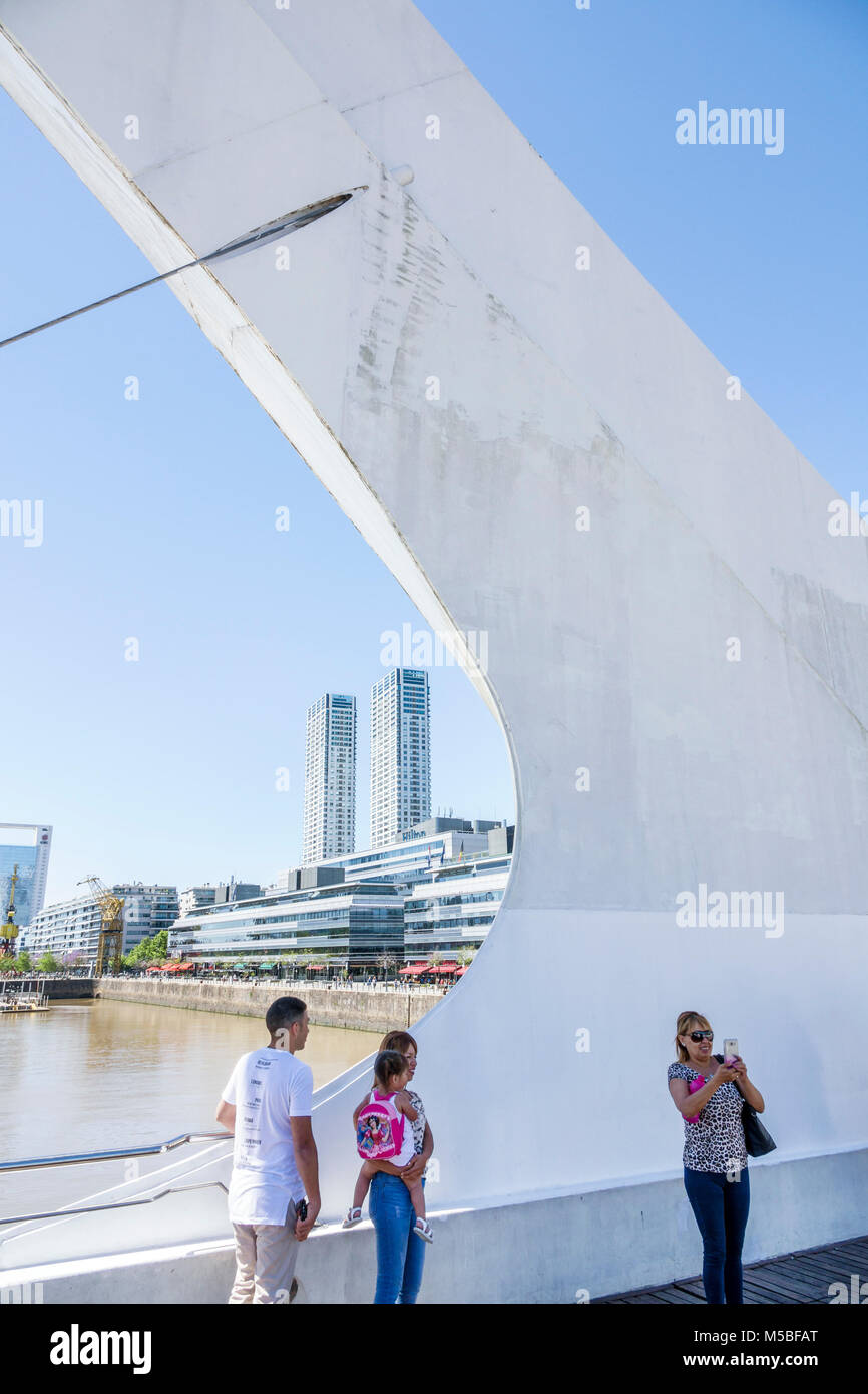 Buenos Aires Argentine,Puerto Madero,Rio Dique,eau,front de mer,ville horizon paysage urbain,Puente de la Mujer,passerelle de suspension piétonne balançoire conçu Banque D'Images