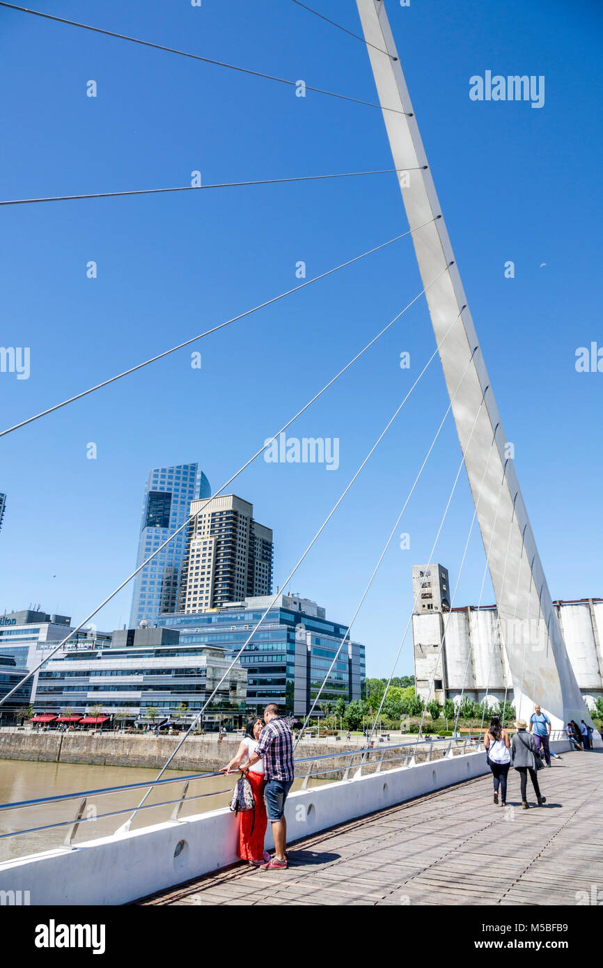Buenos Aires Argentina,Puerto Madero,Rio Dique,eau,bord de la rivière,horizon de la ville,Puente de la Mujer,passerelle suspendue piétonne balançoire conçu architecte Banque D'Images
