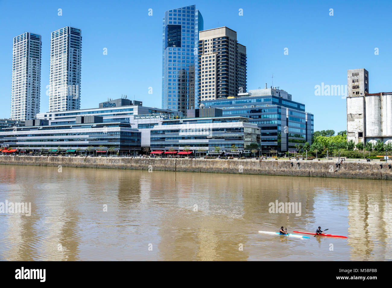 Buenos Aires Argentine,Puerto Madero,Rio Dique,eau,bord de rivière,horizon de la ville,kayak aviron,ARG171125299 Banque D'Images