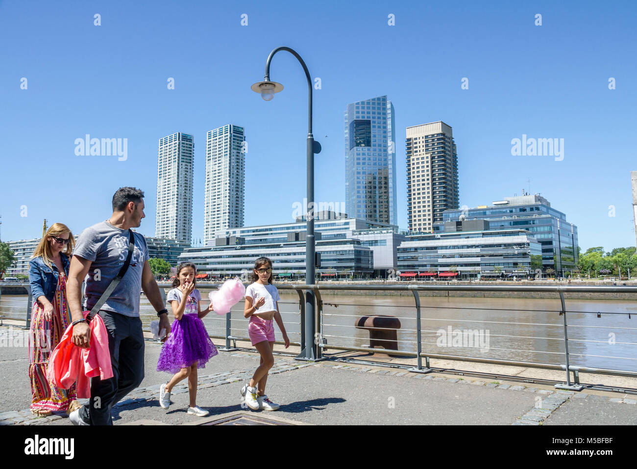 Buenos Aires Argentine, Puerto Madero, Rio Dique, eau, bord de rivière, ville skyline paysage urbain, promenade, hispanique hispanique Latins Latino Latinos, Spanis Banque D'Images