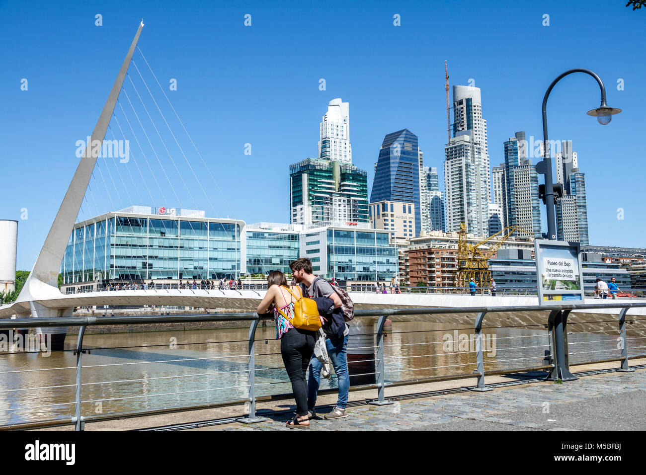 Buenos Aires Argentina,Puerto Madero,Rio Dique,eau,front de mer,horizon de la ville,promenade,Puente de la Mujer,passerelle suspension piétonne pont balançoire conçu Banque D'Images