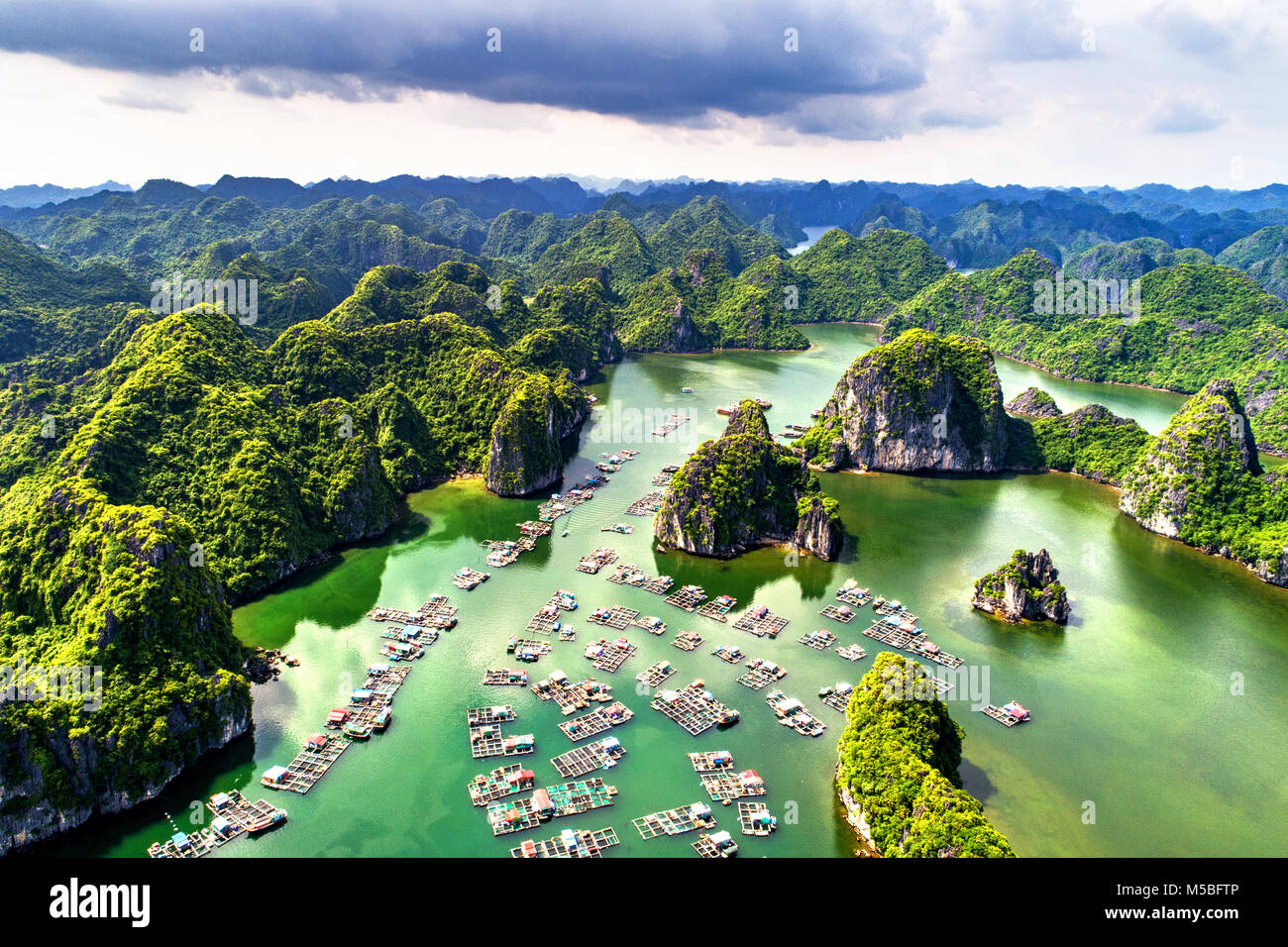 Village de pêcheurs flottant et rock island en ' ' de Lan Ha Bay, Vietnam, Asie du sud-est. UNESCO World Heritage Site. Près de ' ''Ha Long Bay Banque D'Images