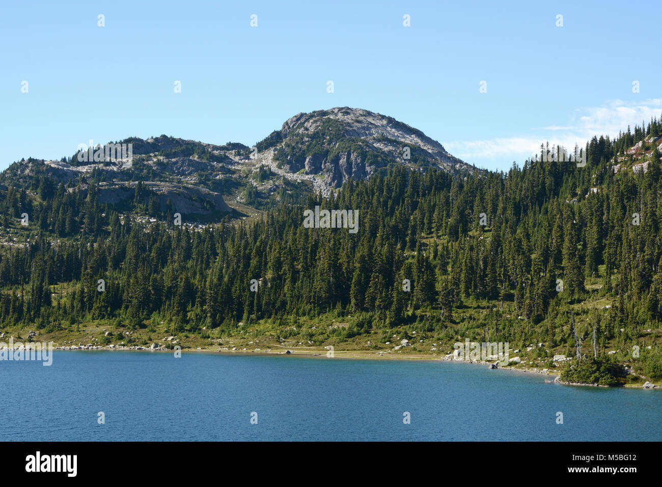 Rainbow Lake, un lac subalpin dans la chaîne Côtière, populaire pour la randonnée et le camping, au-dessus de la ville de Whistler, Colombie-Britannique, Canada. Banque D'Images