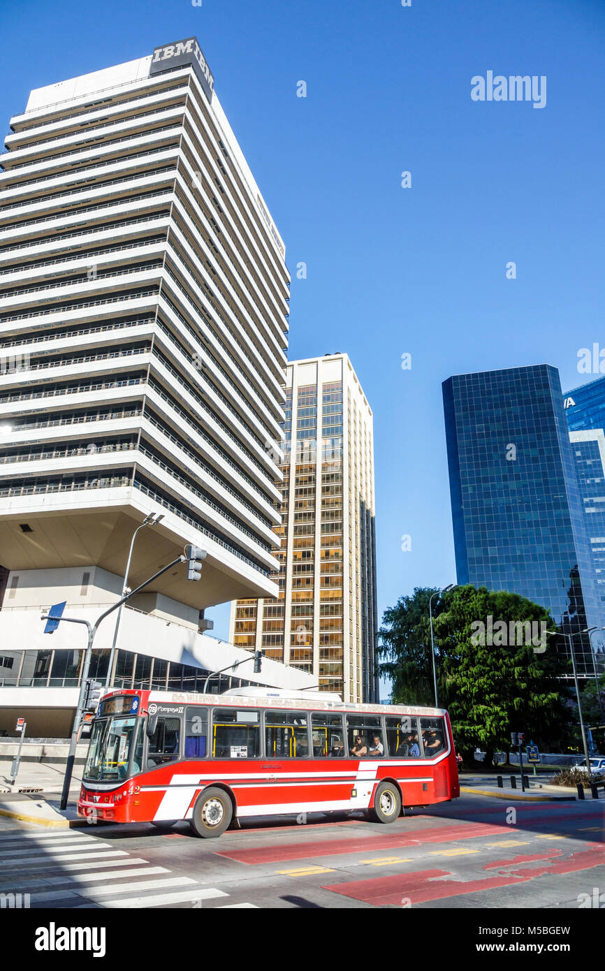 Buenos Aires Argentina,Retiro,Catalinas Norte complexe d'affaires,immeuble de bureaux,gratte-ciel,Torre IBM,moderne,architecture,bus,horizon de la ville,ARG171128096 Banque D'Images