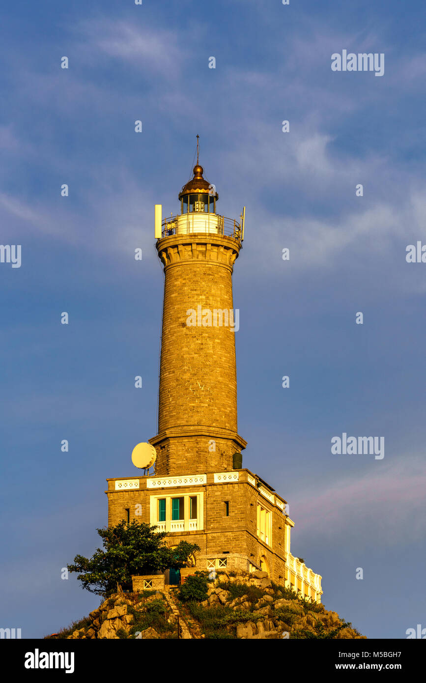 Image libre de droit stock de haute qualité vue aérienne de Long Chau phare dans la baie de Lan ha, ile de Cat Ba, Hai Phong, Vietnam. Banque D'Images