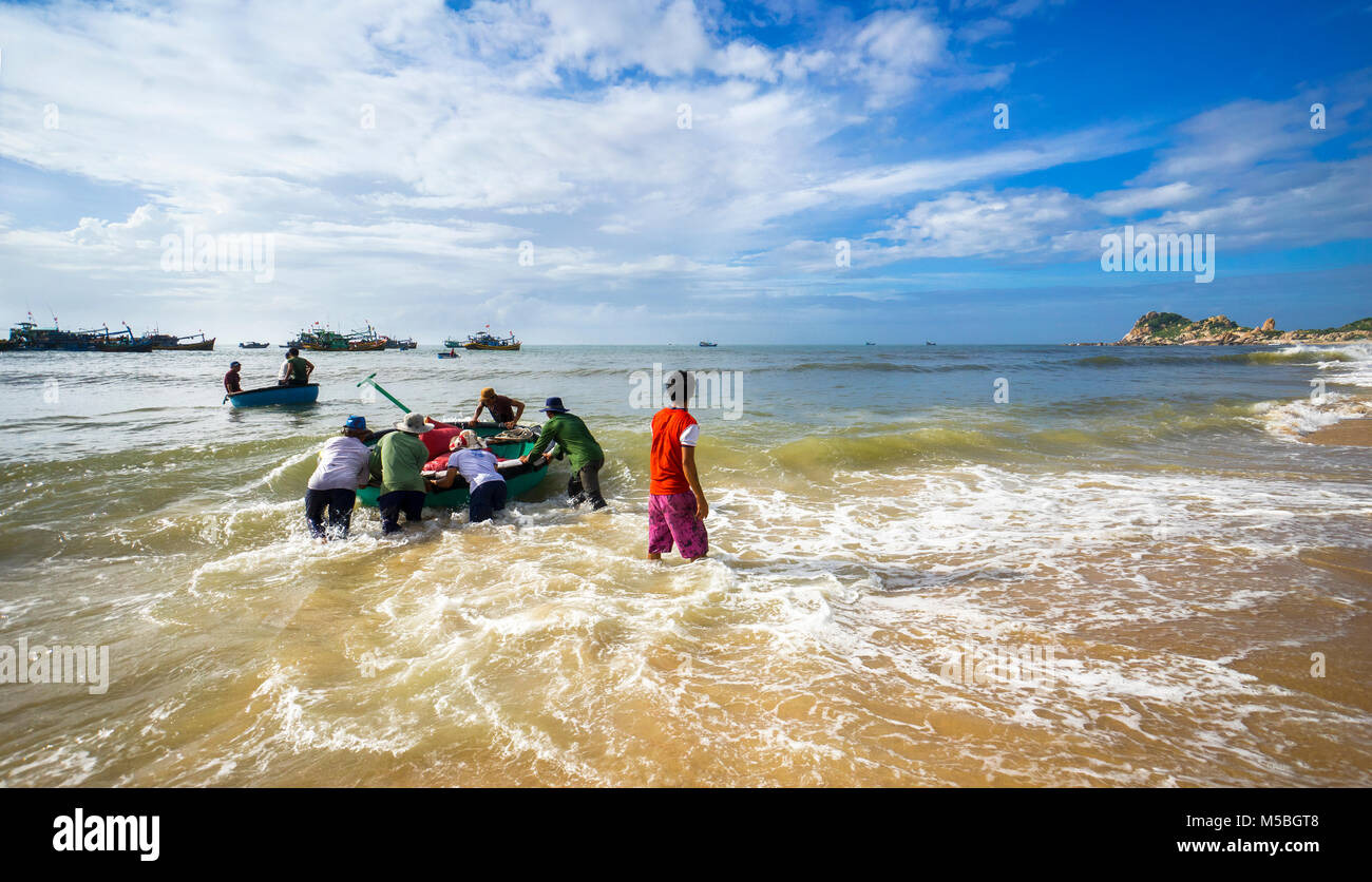 Vue générale sur la plage de Ke Ga, Mui Ne, Phan Thiet, Binh Thuan, Vietnam.Les pêcheurs vont en mer Banque D'Images