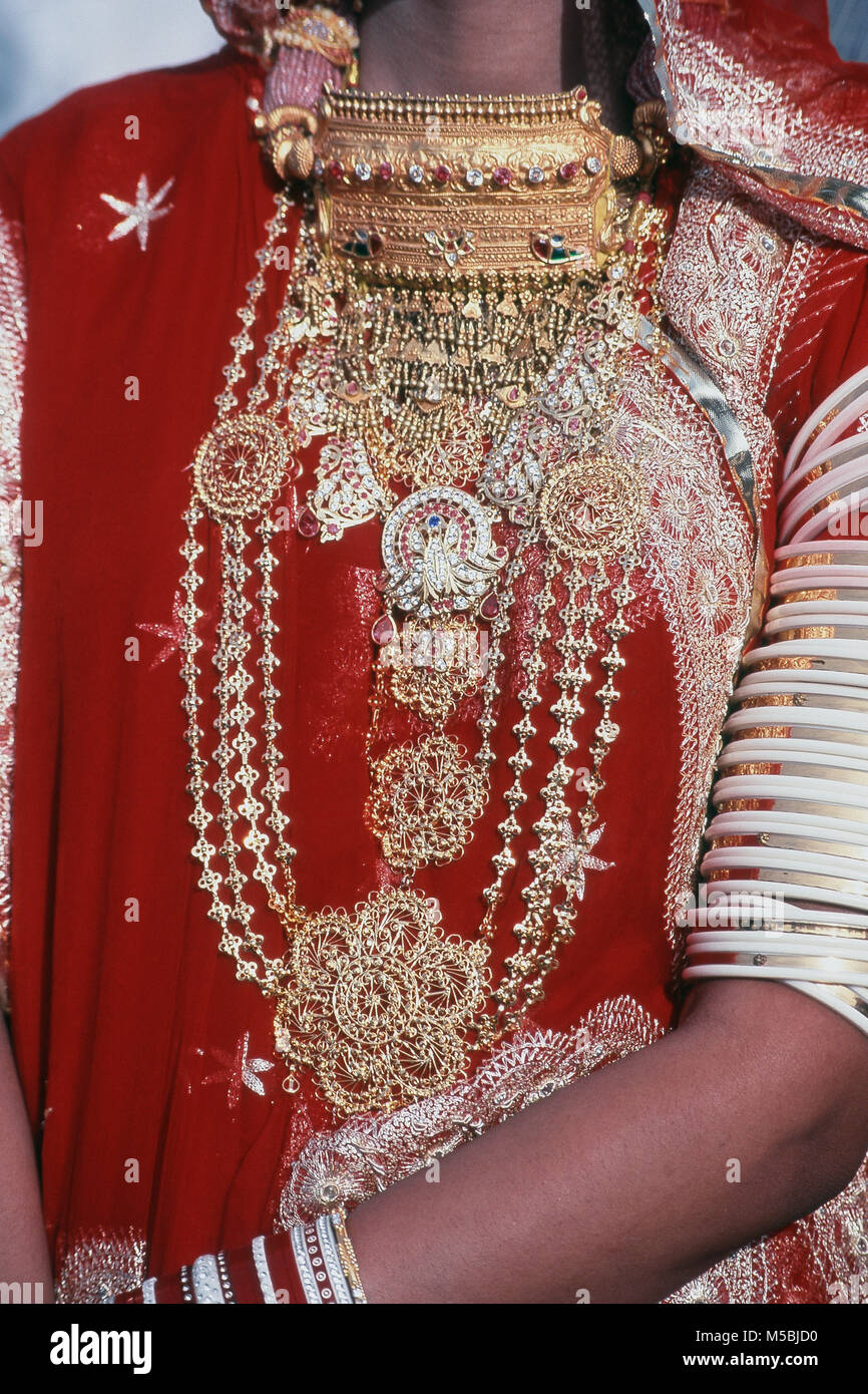 Close up de Bijoux de mariée du Rajasthan, Jaisalmer, Rajasthan, India Banque D'Images