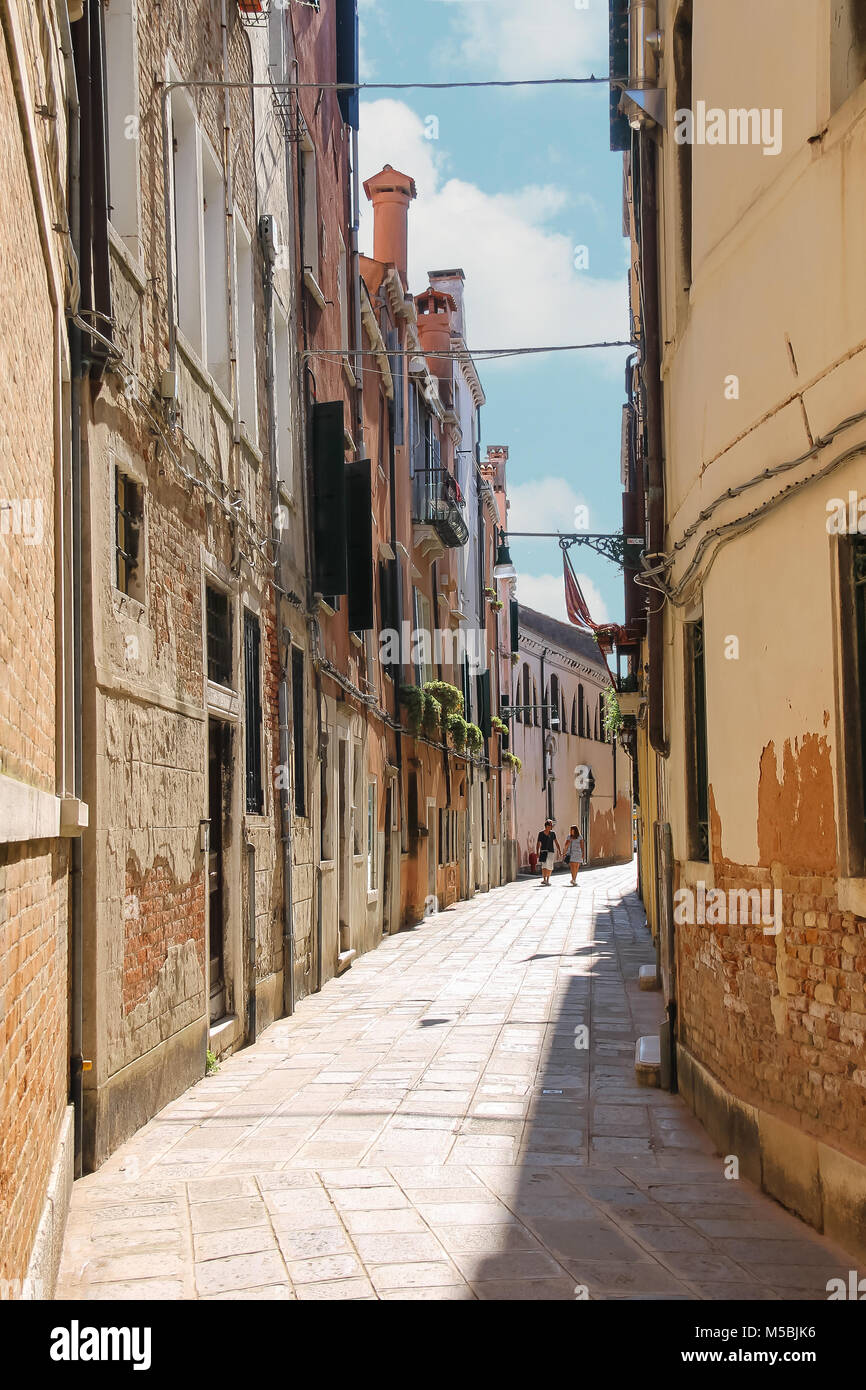 Venise, Italie - 13 août 2016 : les touristes sur la rue étroite du centre historique de Venise, San Marco Banque D'Images