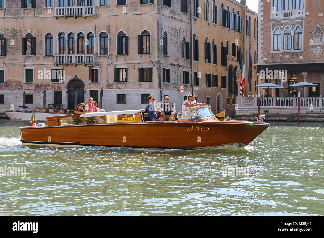 Venise, Italie - 13 août 2016 : Les gens en bateau-taxi sur canal de Venise Banque D'Images