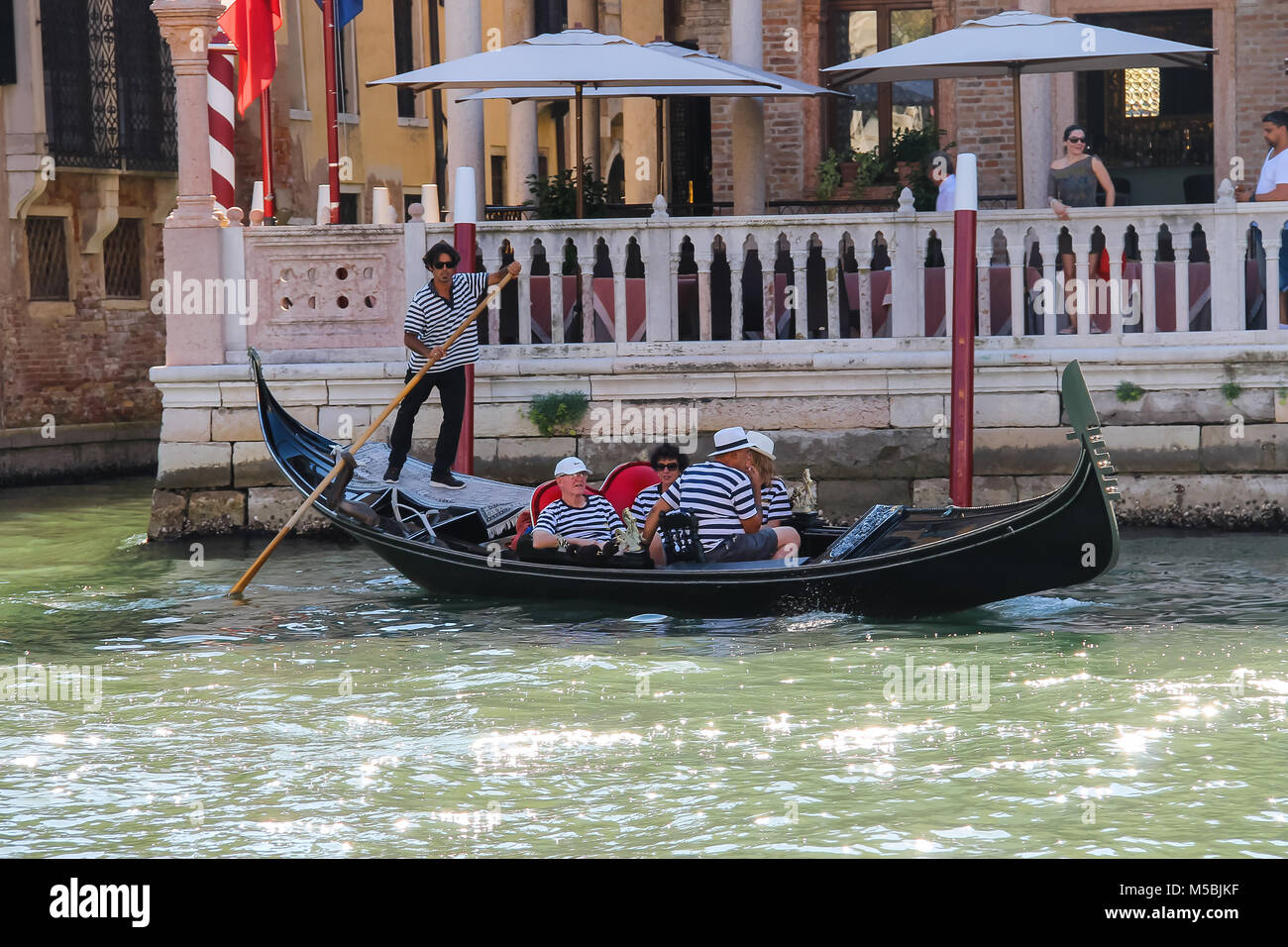 Venise, Italie - 13 août 2016 : les touristes en gondoles sur le canal de Venise Banque D'Images