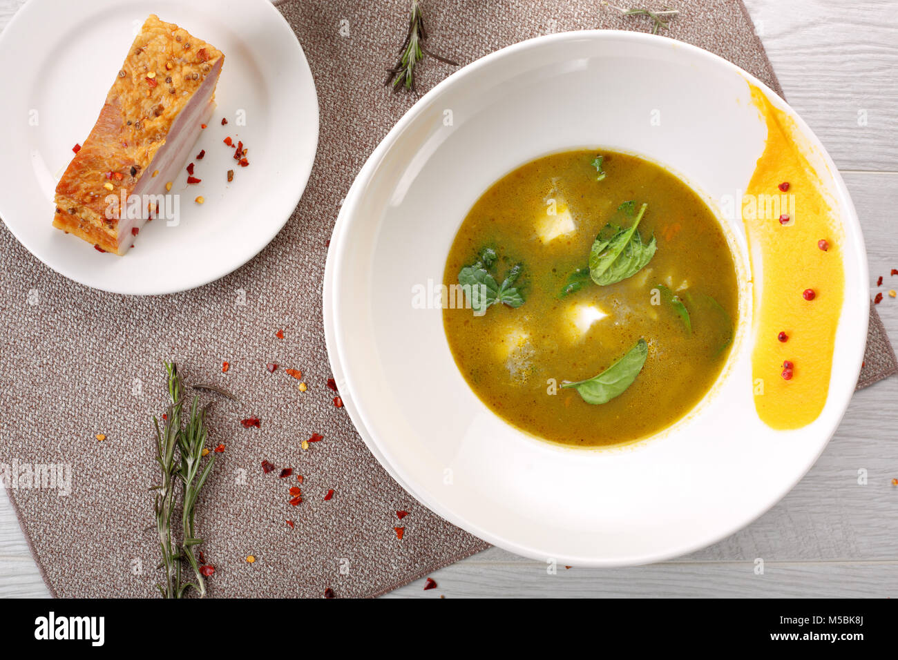 Soupe d'oseille dans un bol blanc, sur une table en bois Banque D'Images