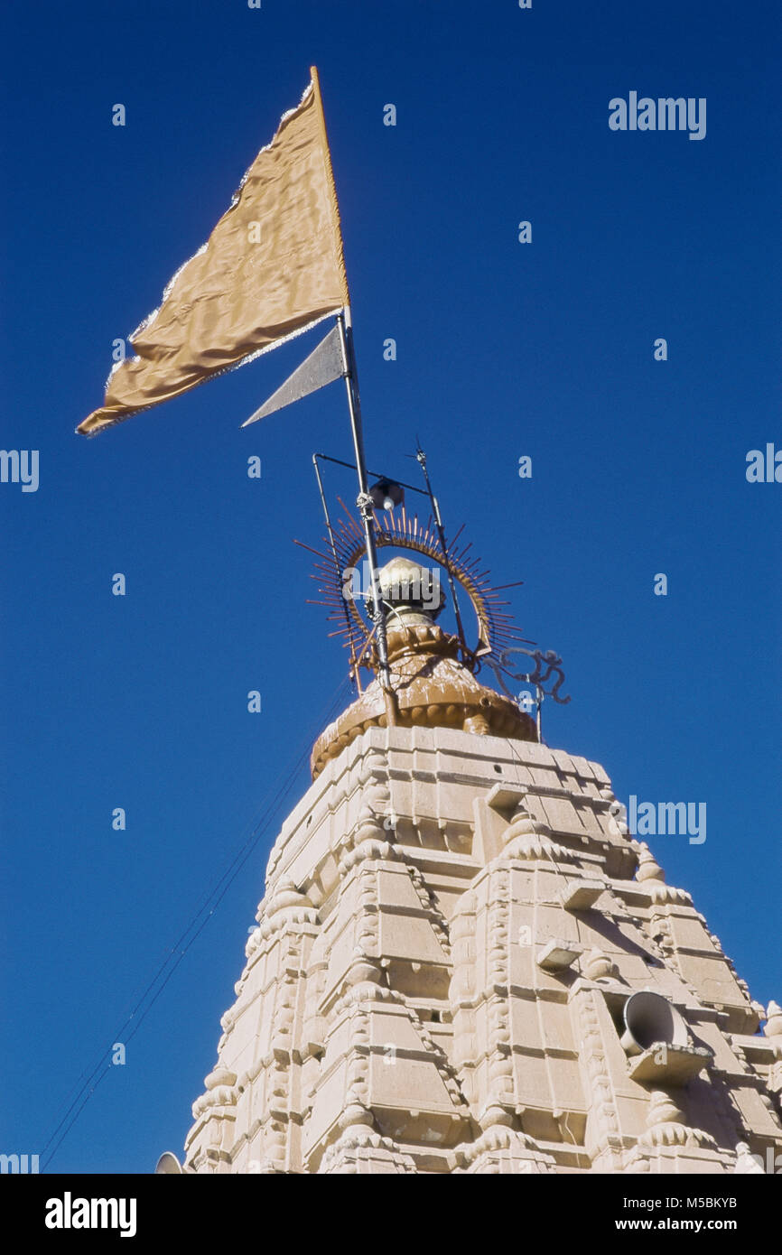 Safran en drapeau sur le toit, temple Mahakaleshwar Ujjain, Madhya Pradesh, Inde Banque D'Images