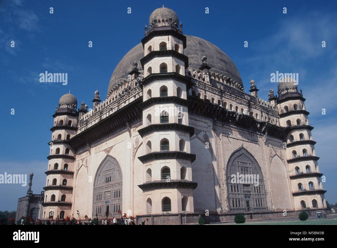 Vue latérale du Gol Gumbaz Bijapur, Karnataka, Inde Banque D'Images