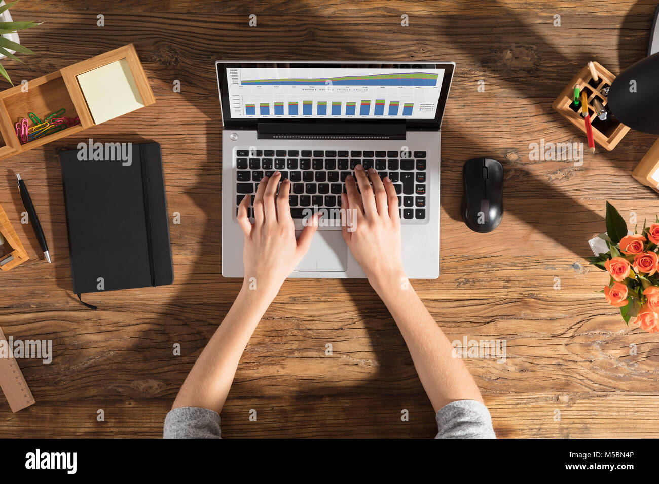 D'affaires l'analyse graphique sur ordinateur portable sur le lieu de travail Banque D'Images