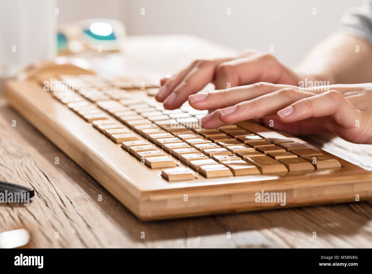 Close-up of a woman's main sur clavier en bois Banque D'Images