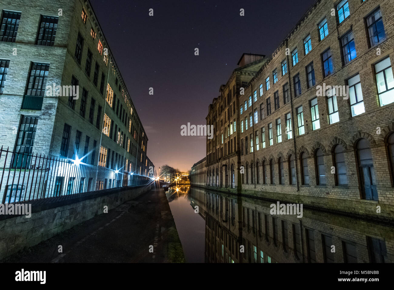 Le magnifique village pittoresque de Saltaire, construit par Sir Titus Salt et c'était aussi l'ancienne maison du célèbre artiste David Hockney Banque D'Images