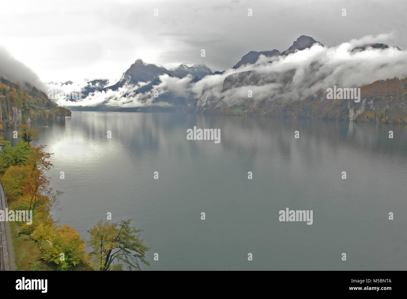 Le lac de Lucerne sur une journée d'automne brumeux, en Suisse Banque D'Images