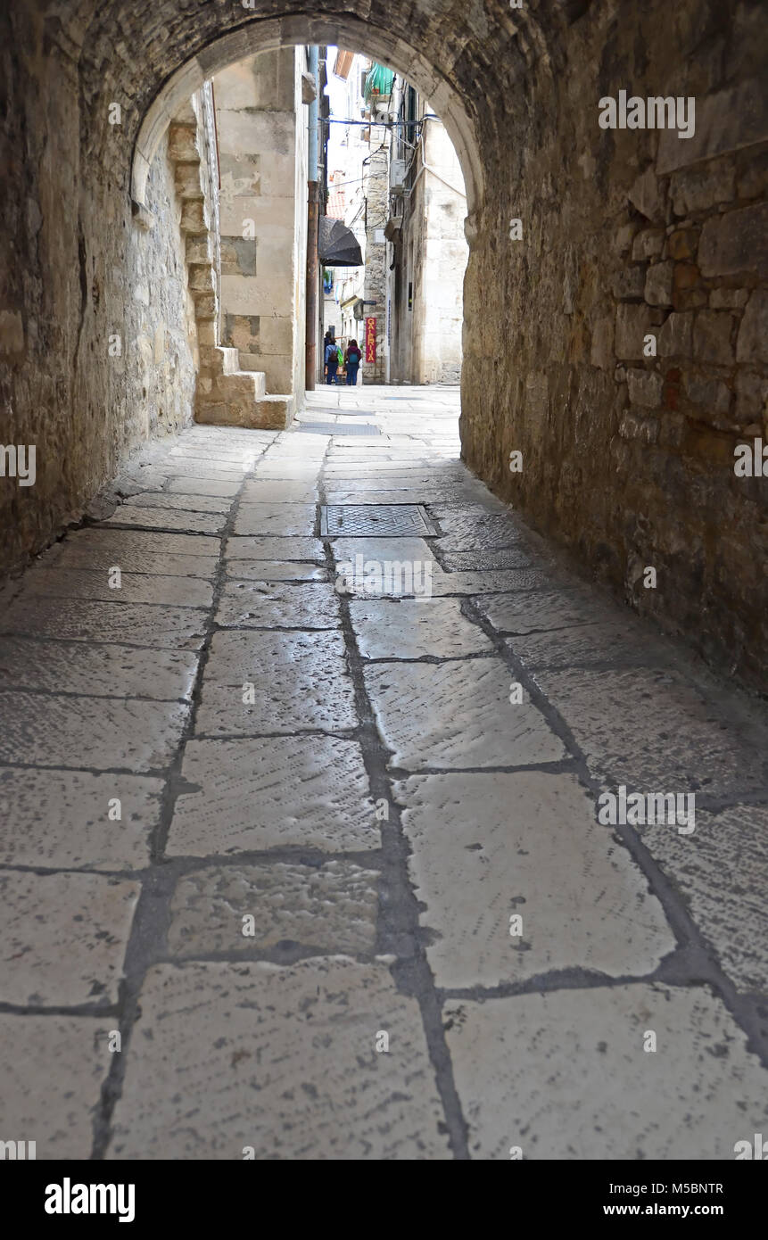 Pavés de marbre poli dans un passage voûté dans la vieille ville de Split, Croatie Banque D'Images