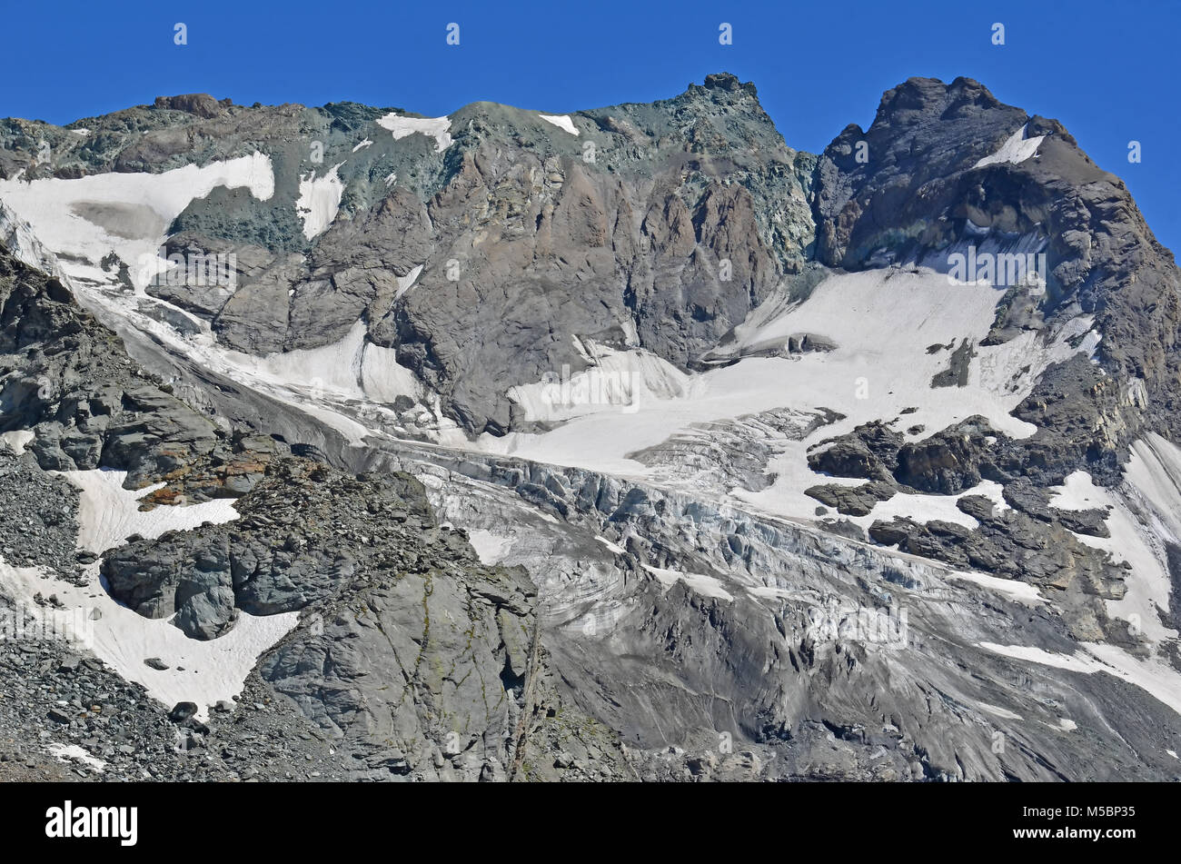 Monter dans l'amiante avec le massif du Grand Combin glacier Sonadon, dans les alpes suisses du sud, près de la frontière italienne Banque D'Images
