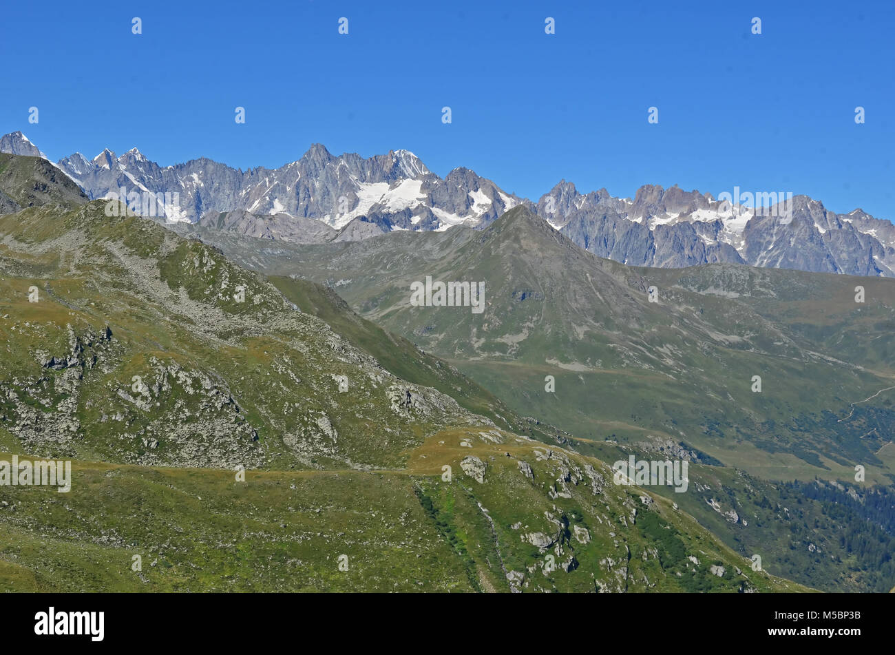Le Massif du Mont Blanc à la frontière suisse. De gauche à droite : Mt Dolent, le Tour noir, aiguille d'Argentière, aiguille et de Chardonnay Banque D'Images