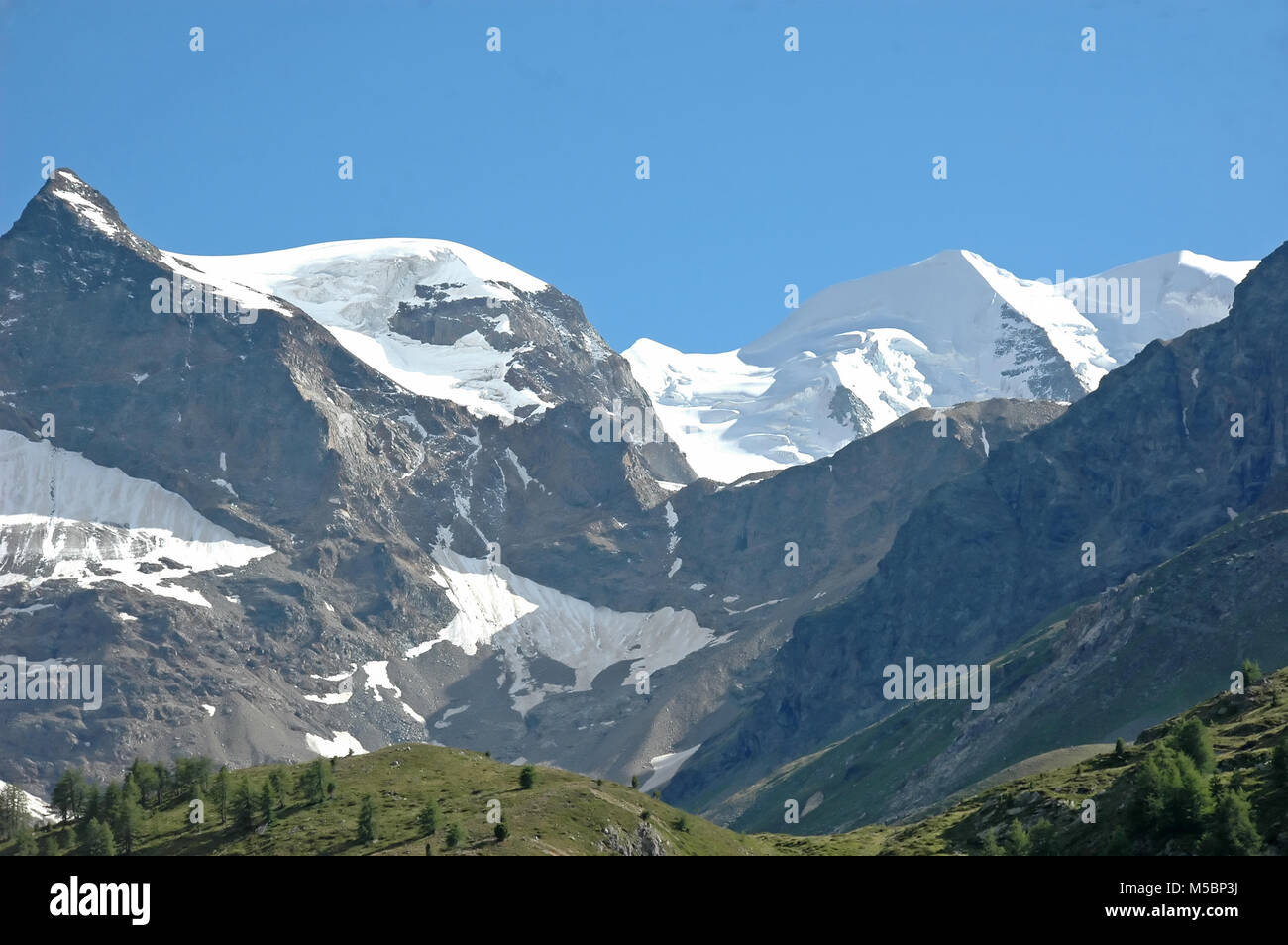 L'impressionnant le Piz Bernina et Piz Palu sur la gauche au dessus de St Moritz dans les alpes suisses du sud. Banque D'Images