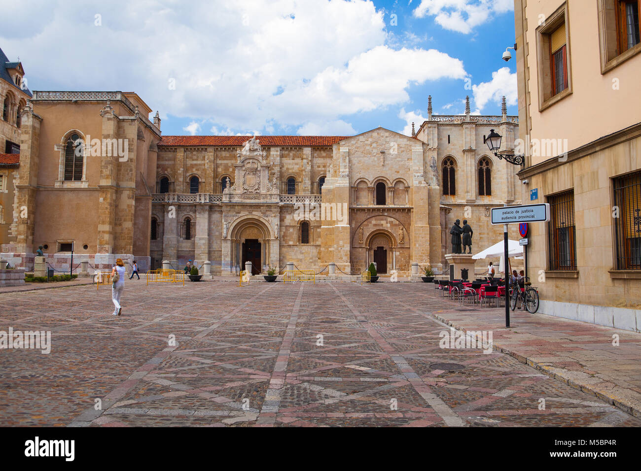 Spain-July,Leon 5,2017 : La Basilique de San Isidoro de León.Son situé sur le site de l'antique temple romain.ses racines chrétiennes remontent à Banque D'Images