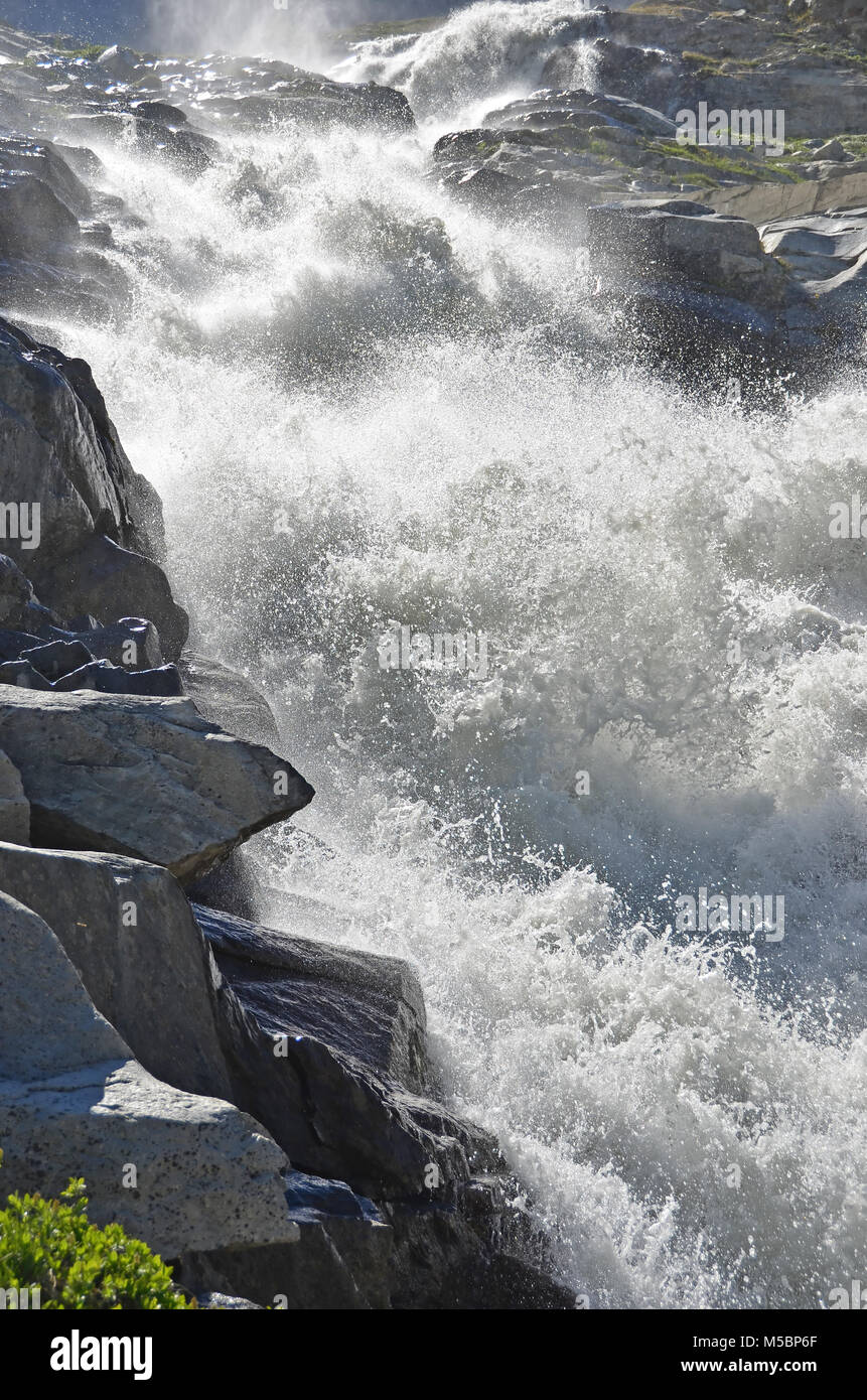 Cascade violente en descendant une falaise Banque D'Images