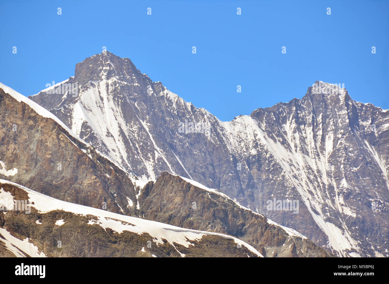 Les hautes crêtes de Suisse Taeschhorn (à gauche) et Dom dans le sud des Alpes suisses, sur une bonne journée ensoleillée Banque D'Images