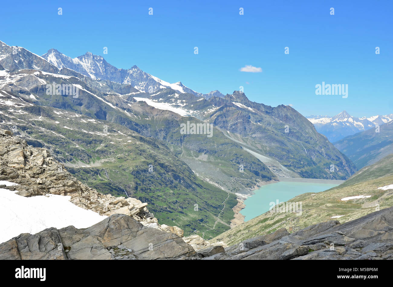 Le Groupe Mischabel (à gauche) et Staumarksee dans le lac les alpes suisses du sud, vue de la frontière italienne, sur une claire journée d'été Banque D'Images