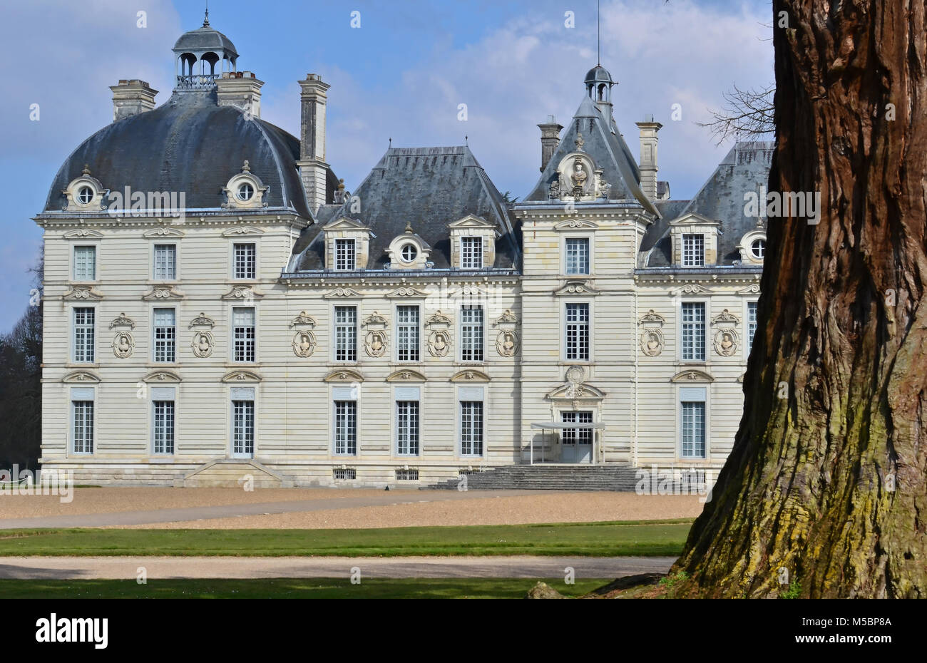 Le magnifique château de Cheverny près de Sologne en France, avec son parc d'arbres à maturité Banque D'Images