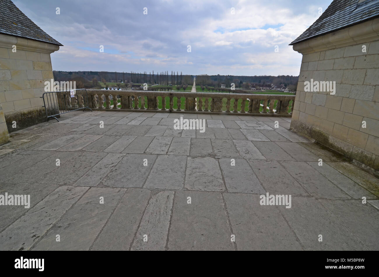 Vue depuis la terrasse le long de la grande route d'entrée au château royal de Chambord, France Banque D'Images