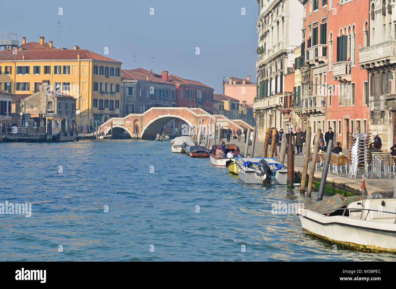 Venise, Italie - le 27 janvier : les piétons et les bateaux le long du Rio di Noale à Venise avec l'un de ses ponts : 27 janvier 2016 à Venise, Italie Banque D'Images