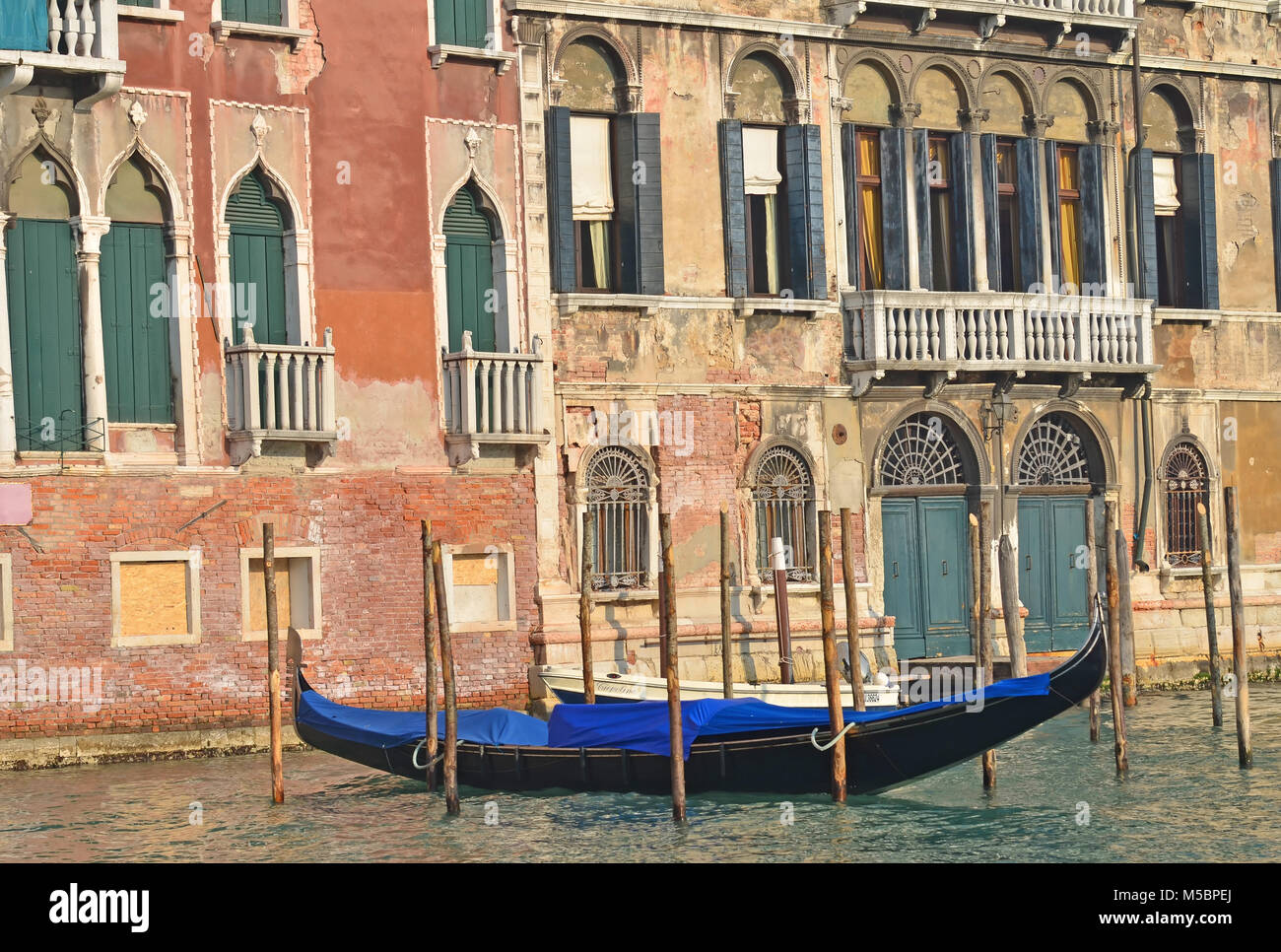Une télécabine est liée à l'extérieur un vieux palais sur le Grand Canal à Venise Banque D'Images