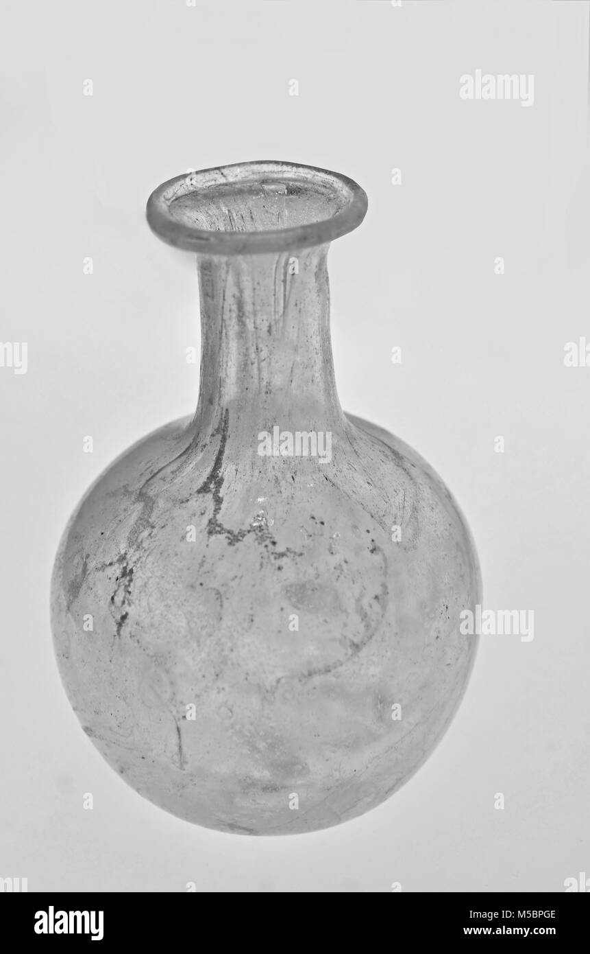 Ancient Roman glass Vase avec cuvette ronde cou mince et les lèvres autour de l'ouverture Banque D'Images