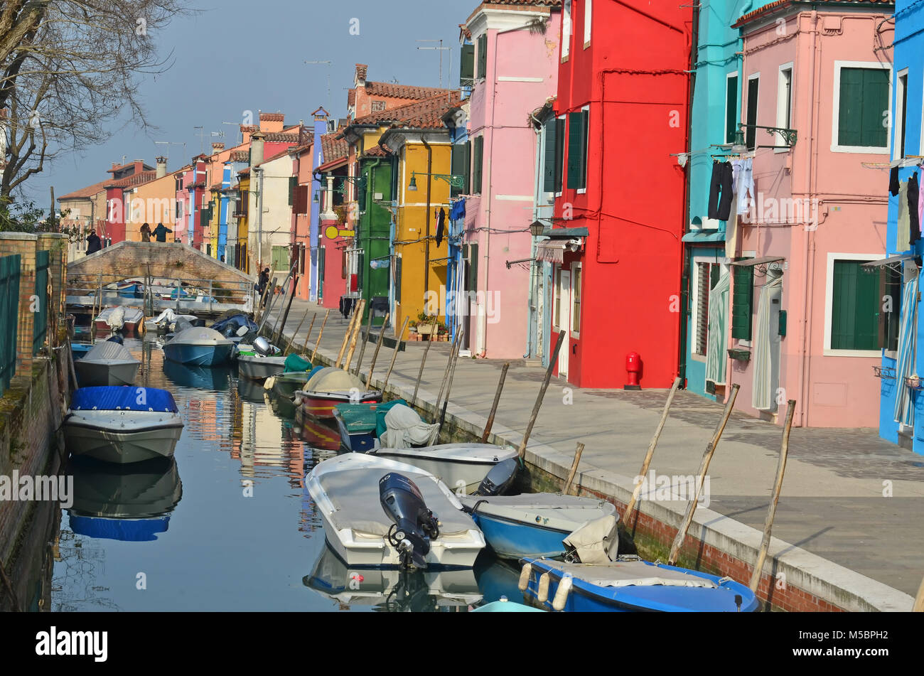 Avec des bateaux du canal bordé de maisons colorées sur l'île de Burano, dans la lagune de Venise, Italie Banque D'Images