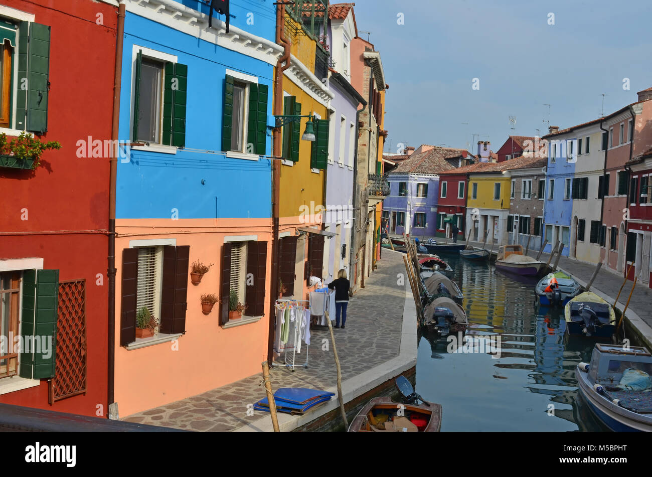 Scène du canal sur l'île de Burano, dans la lagune de Venise Banque D'Images