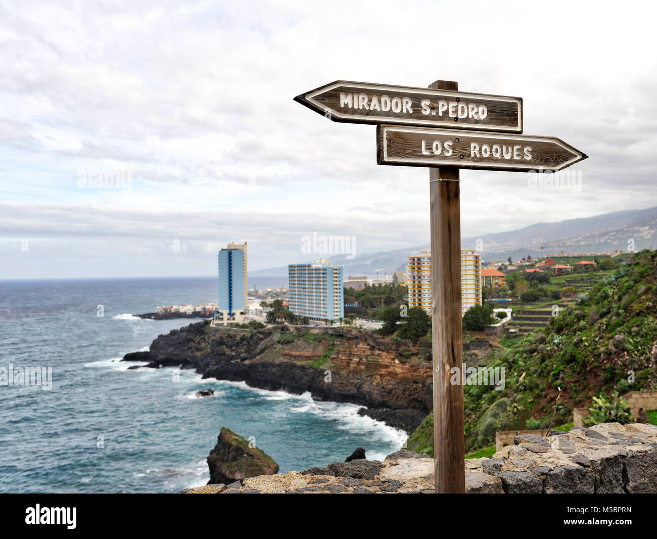 Chemin d'un jour nuageux à Puerto de la Cruz, Tenerife Banque D'Images