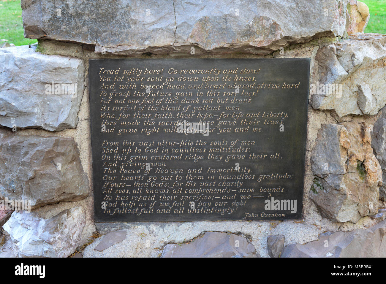 Une plaque portant un poème de John Oxenham, situé sur la base du caribou  dans le Monument commémoratif de Terre-Neuve à Beaumont-Hamel Parc Photo  Stock - Alamy