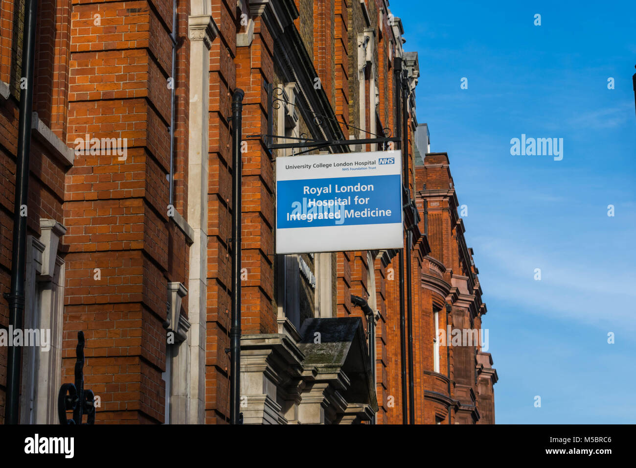 Londres, Royaume-Uni, le 17 février 2018 : l'entrée de l'hôpital Great Ormond Street pour les enfants à Bloomsbury, avec un signal d'information au premier plan Banque D'Images