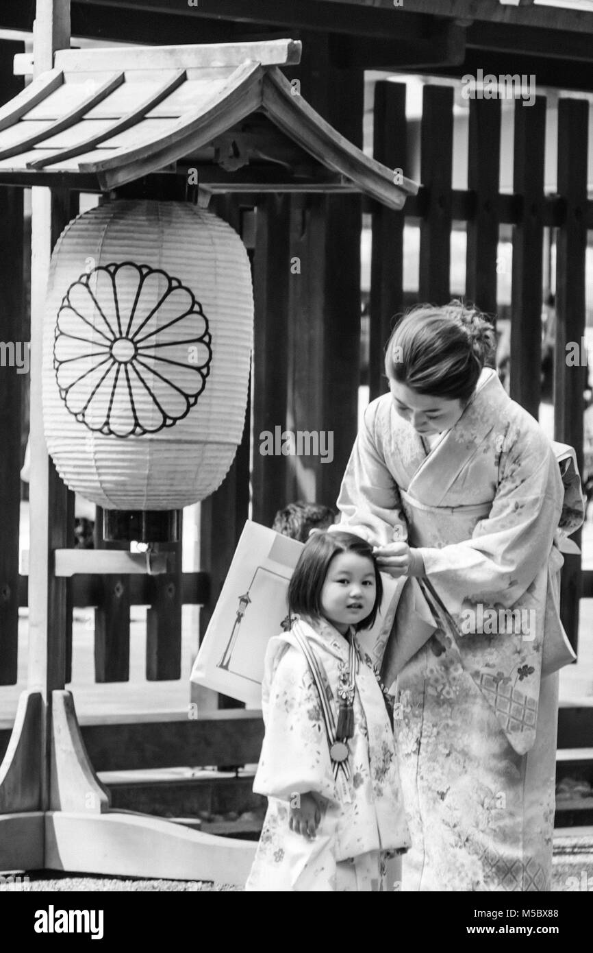 Une femme et sa fille à l'automne Grand Festival à Meiji Jingu, Tokyo Banque D'Images