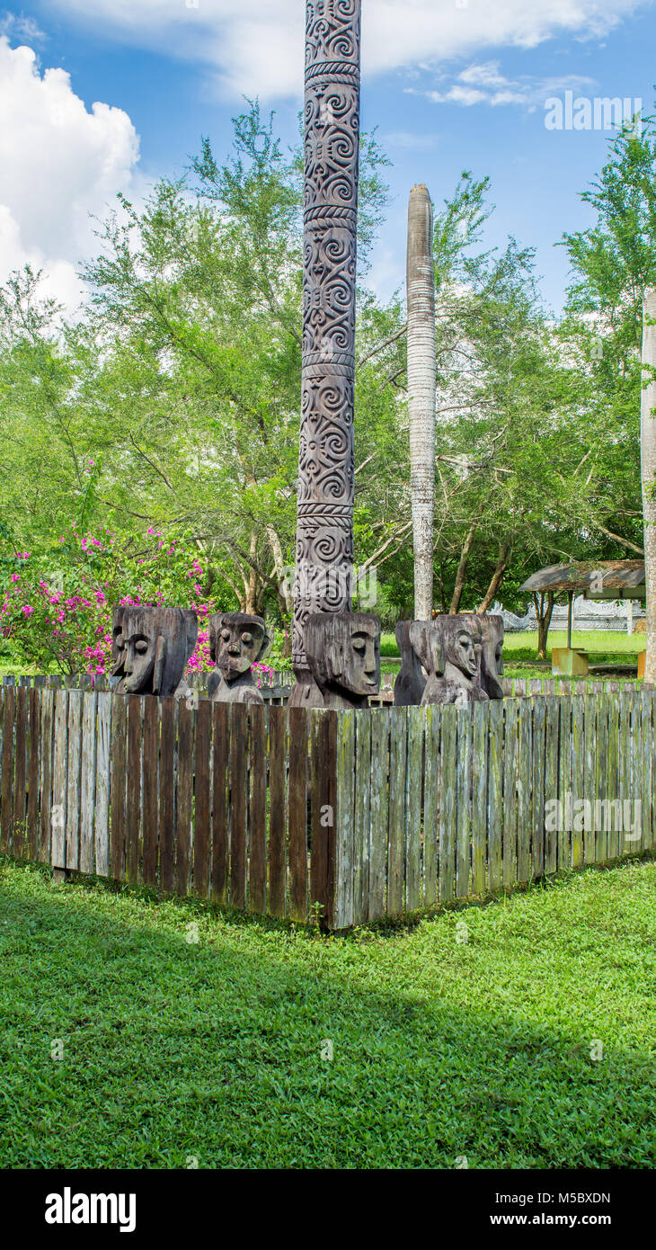Configuration de tribu autochtone traditionnelle (dayak de Bornéo) sculpture sur bois/totem que utilisés pour l'activité religieuse à Pulau Kumala, Tenggarong Banque D'Images