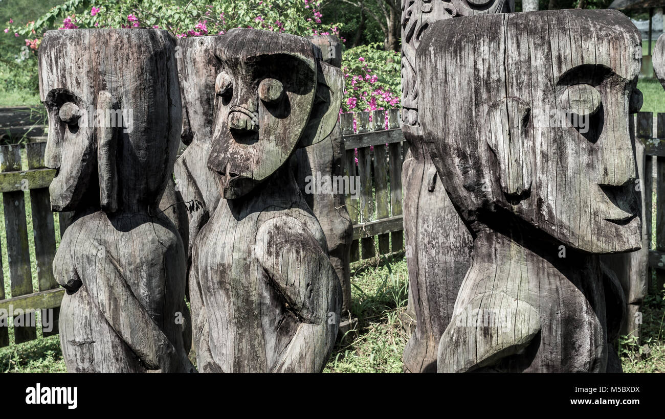 Configuration de tribu autochtone traditionnelle (dayak de Bornéo) sculpture sur bois/totem que utilisés pour l'activité religieuse à Pulau Kumala, Tenggarong Banque D'Images