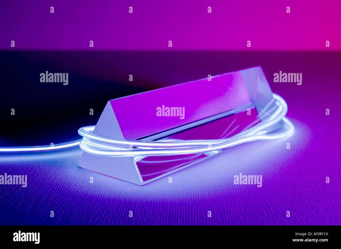 Encore un studio-vie Photographie d'un prisme de verre triangulaire avec résumé éclairage néon violet et rose de l'éclairage de remplissage Banque D'Images
