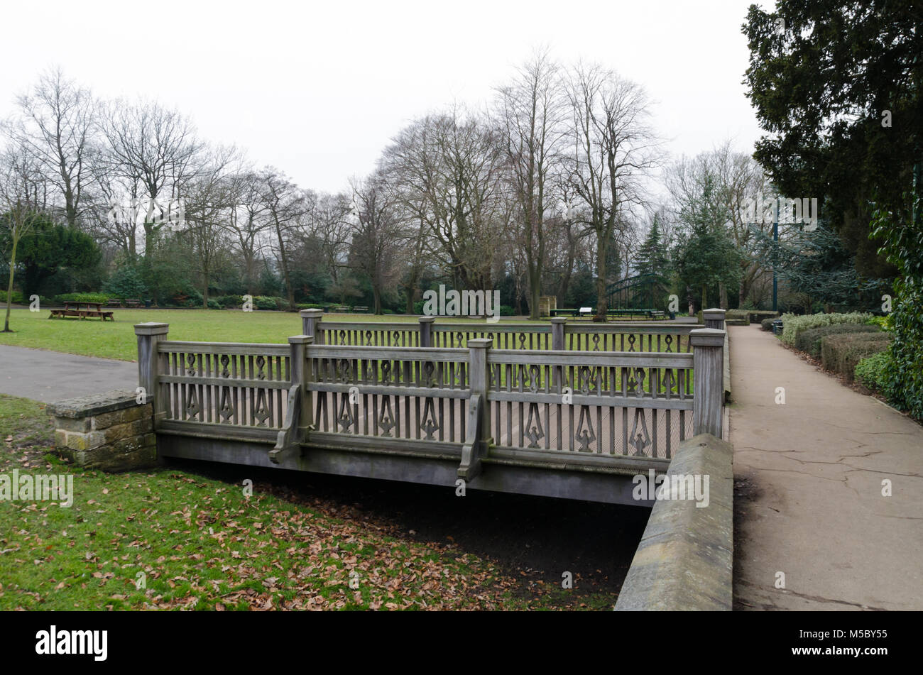 Un pont de bois à Saltwell Park, Gateshead, en hiver Banque D'Images